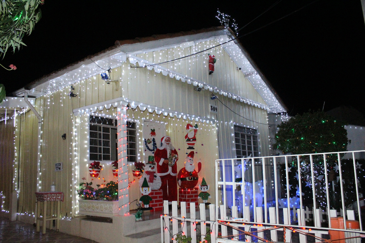 Decoração artesanal de pai e filho também vira atração turística do 'Natal  Iluminado” de Marília - Jornal Cidade
