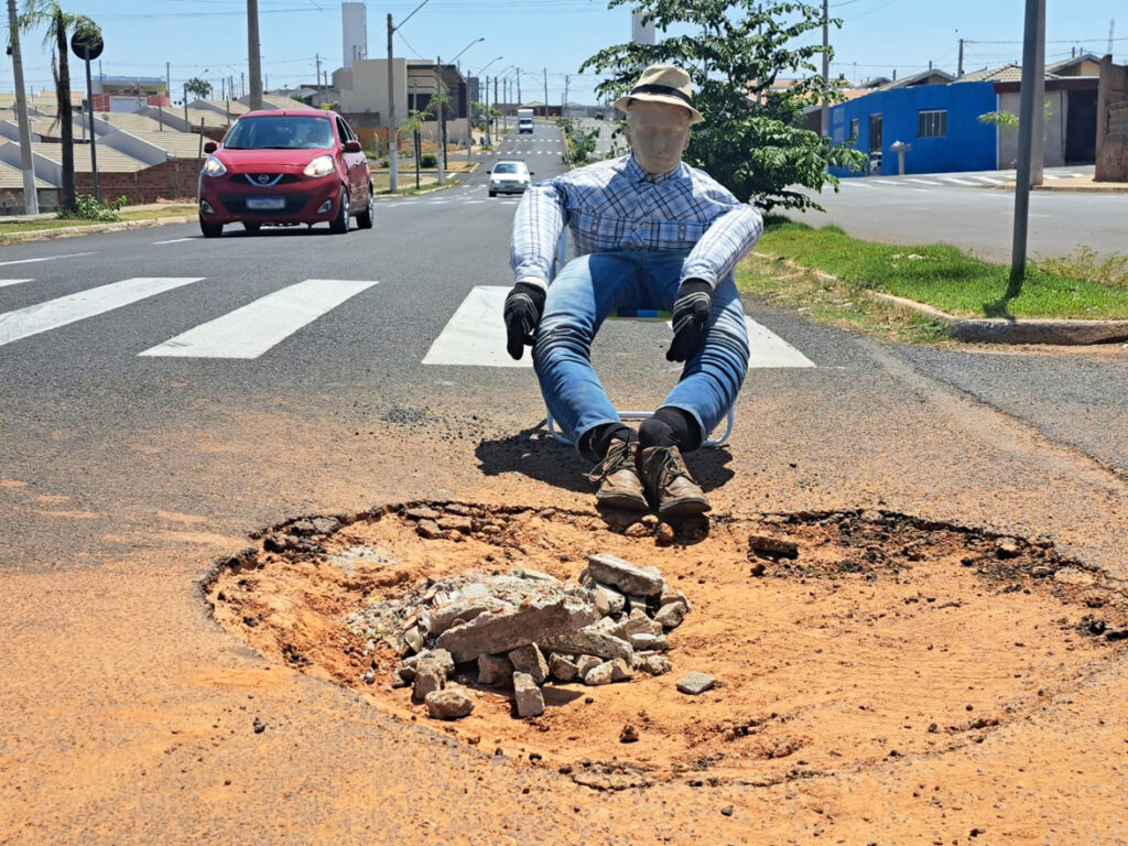 “Crateras” nas ruas do Maracá desafiam Tião e irritam moradores
