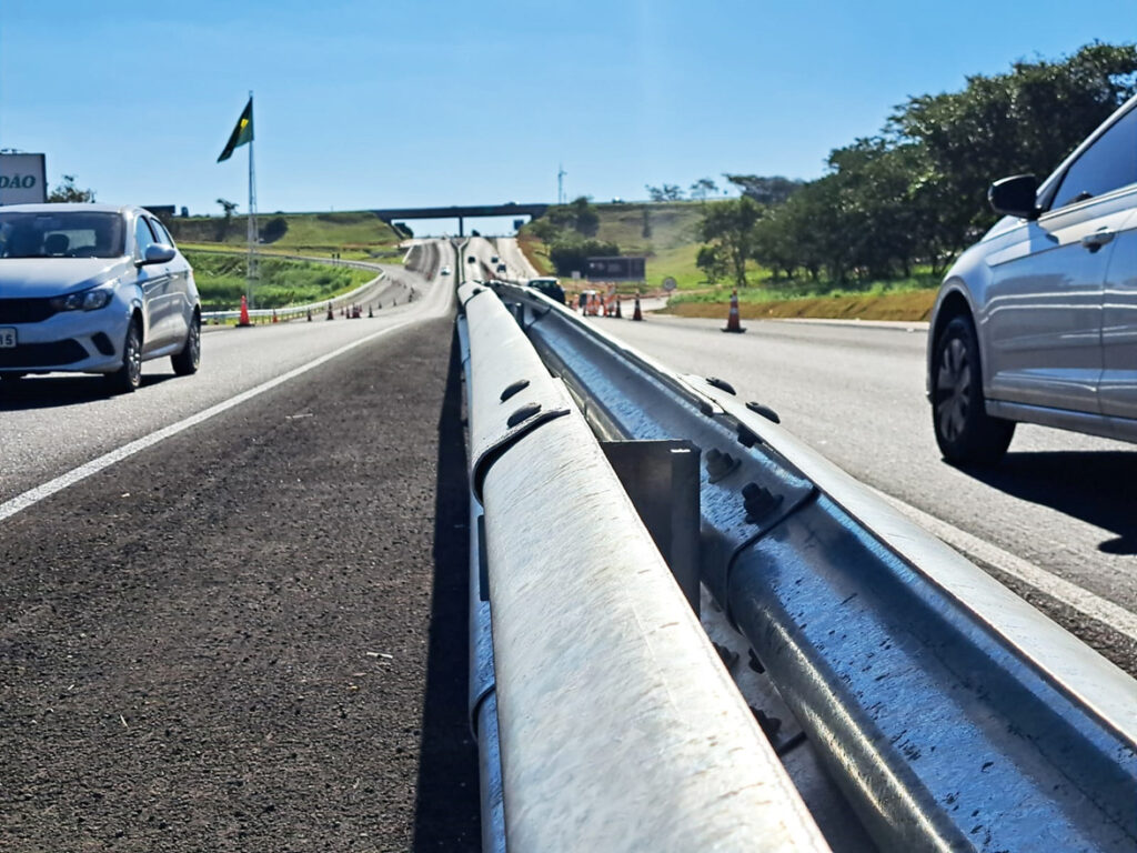 Motoristas reclamam de mureta metálica colocada pela Eixo-SP no trecho de Nóbrega